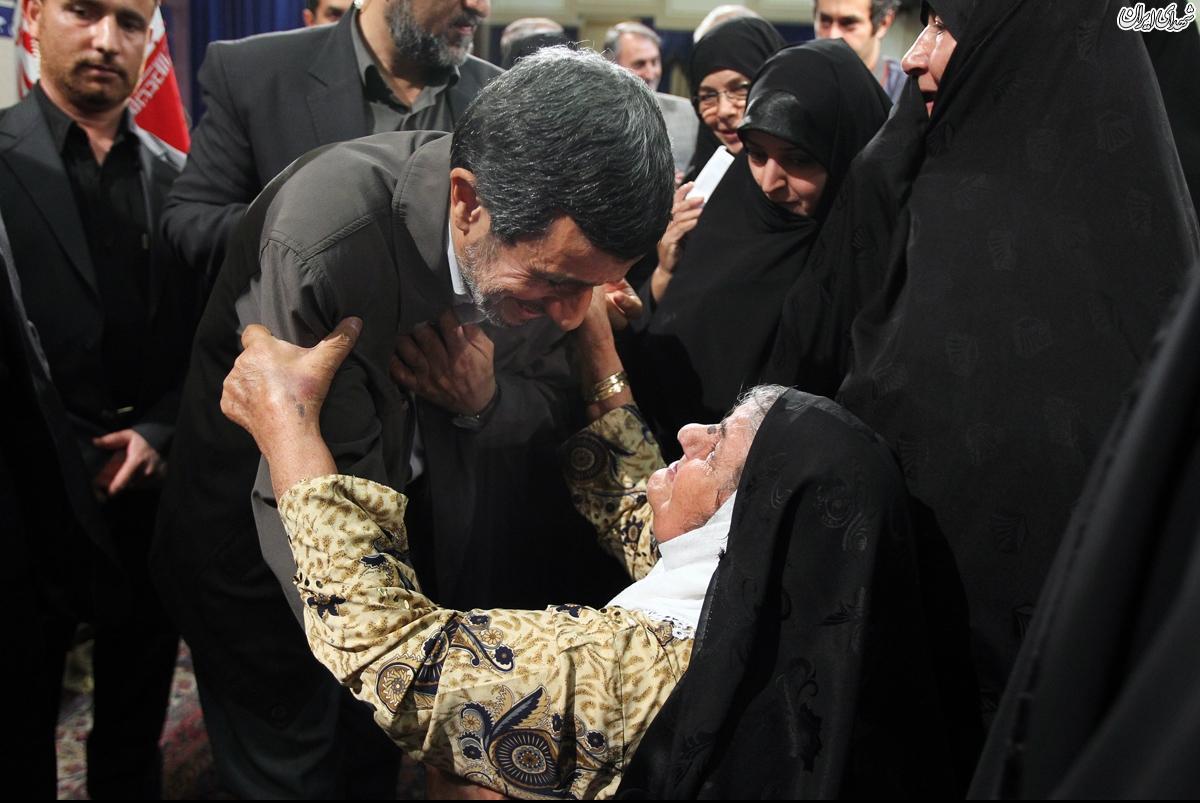 صحنه‌ای از دیدار  مادر شهید با احمدی‌نژاد+عکس