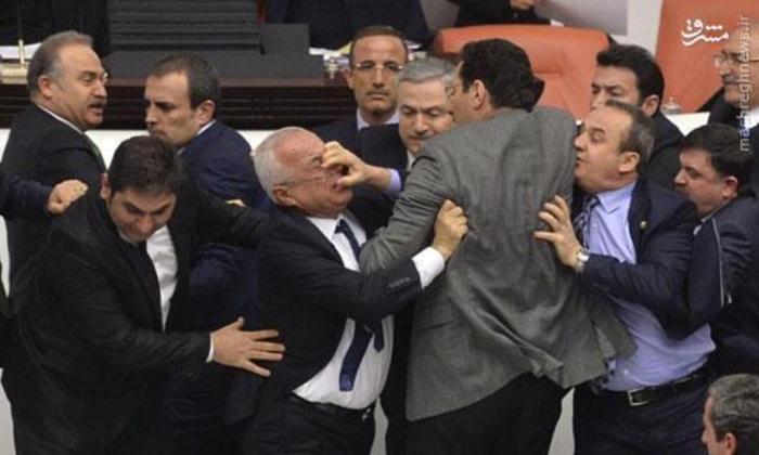 زد و خورد و مشت‌زنی در مجلس ترکیه+عکس