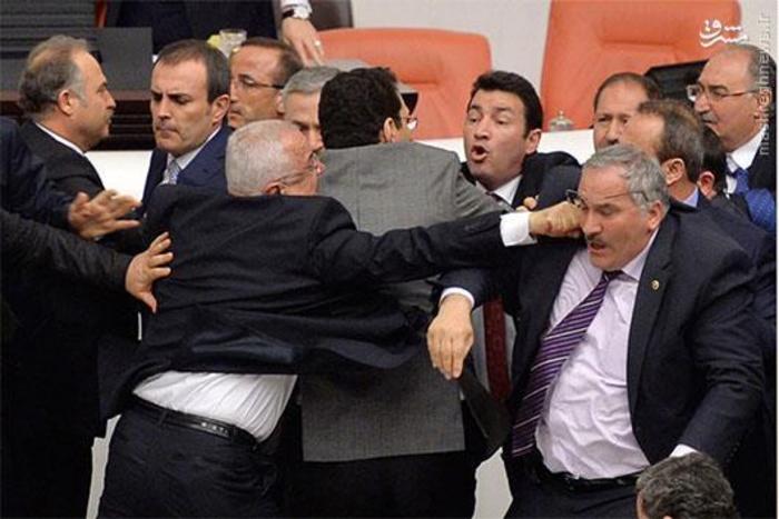 زد و خورد و مشت‌زنی در مجلس ترکیه+عکس