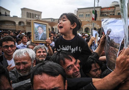 فرزند شهید مدافع حرم در تشییع پدرش+عکس