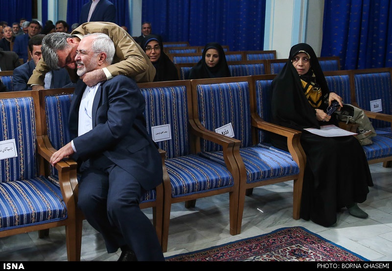 بوسیدن ظریف توسط یک نماینده مجلس+عکس