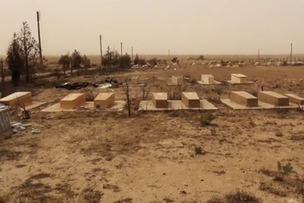 داعشی فلج با عصا به جنگ قبرستان می‌رود!+عکس