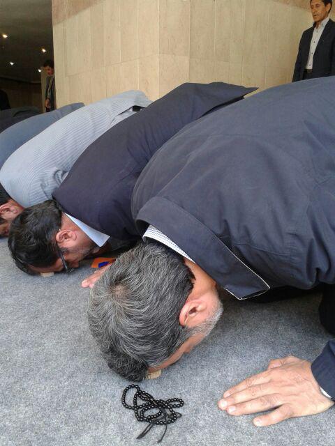 احمدی‌نژاد در نماز جماعت یک همایش +عکس