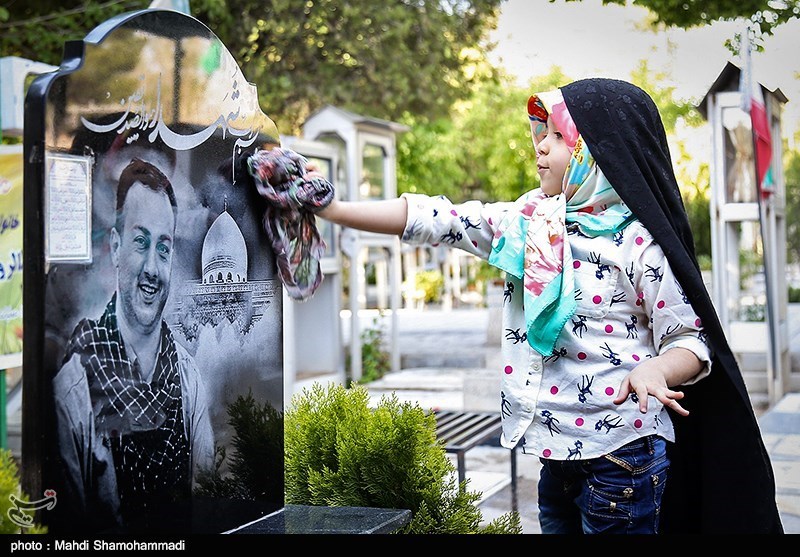 دختران شهید مدافع حرم سر قبر پدر+عکس