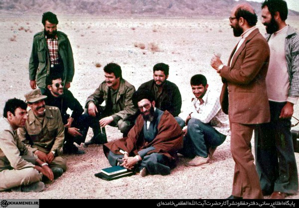 رهبر انقلاب و شهید چمران در صحرای طبس +تصاویر