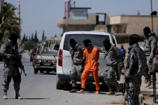 اعدام فجیع دو مرد سوری به دست  داعش + تصاویر
