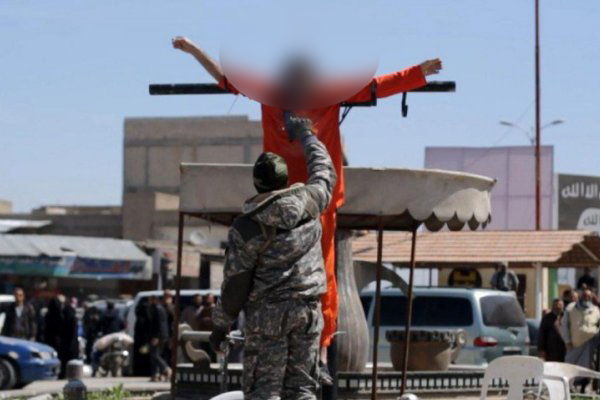 اعدام فجیع دو مرد سوری به دست  داعش + تصاویر