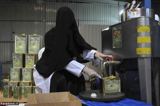 پوشش عجیب زن عربستانی در محل کار! + عکس