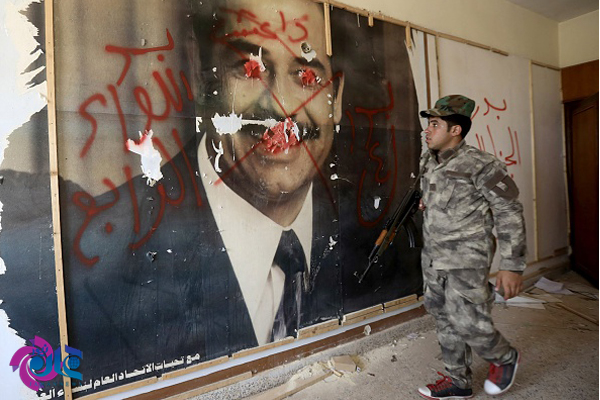 عکس صدام در مقر تروریست‌های داعش+عکس