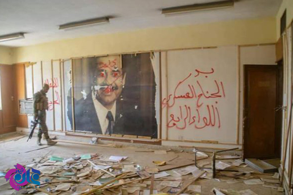 عکس صدام در مقر تروریست‌های داعش+عکس