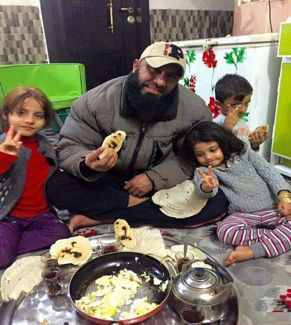 ابوعزرائیل و فرزندانش در حال میل صبحانه+عکس