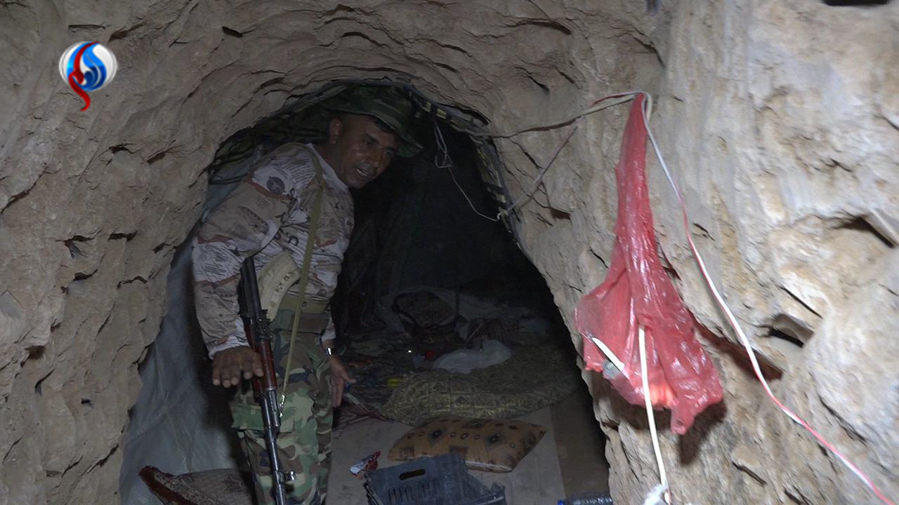 وسایل جامانده از داعشی‌ها در یک تونل +عکس