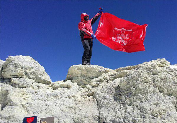 اهتزاز پرچم پرسپولیس بر قله دماوند +عکس