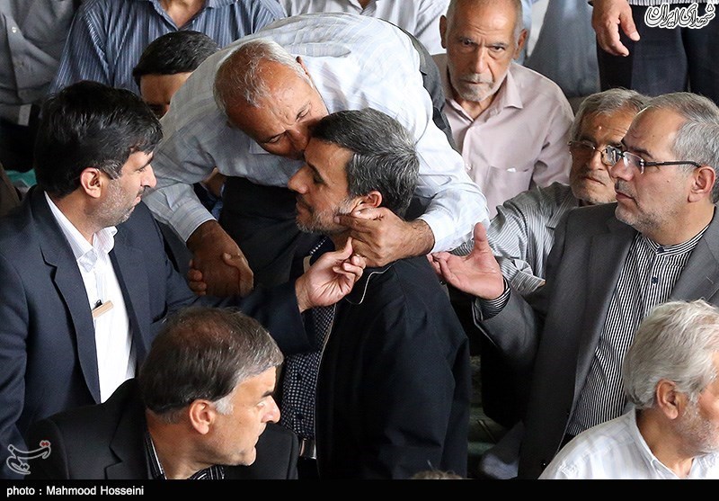احمدی‌نژاد در نمازجمعه دیروز تهران+ عکس