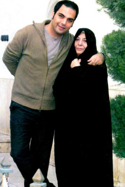 مجری برنامه ماه عسل در کنار مادر +عکس