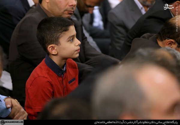 عکس/ پسر شهید احمدی روشن در دیدار با «آقا»