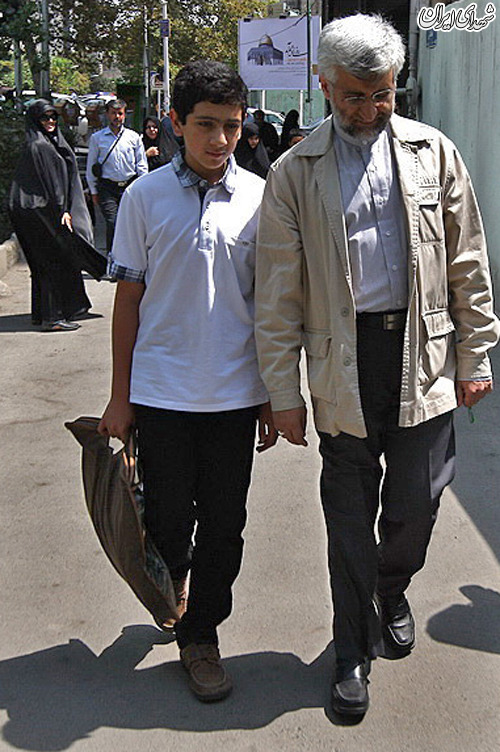 جلیلی و پسر هنگام بازگشت از نماز+عکس
