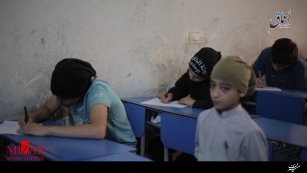 شروع فصل امتحانات در مدارس داعش + عکس