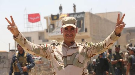 ارتش عراق پرچم های داعش را پاره کرد + عکس