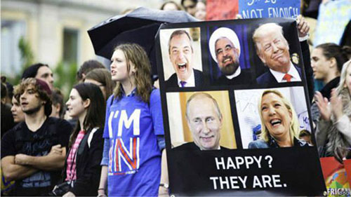 تصویر روحانی در دستان معترضان انگليسی+عکس