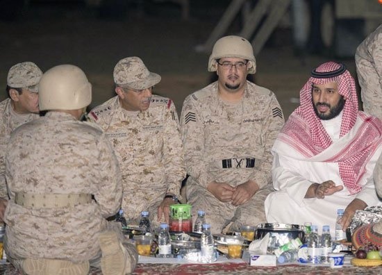 افطار پسر ملک سلمان با نظامیان سعودی+عکس