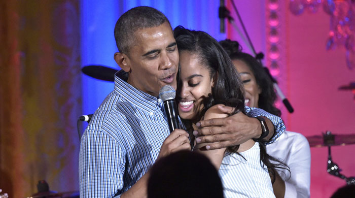 آوازخوانی اوباما در جشن تولد دخترش+عکس