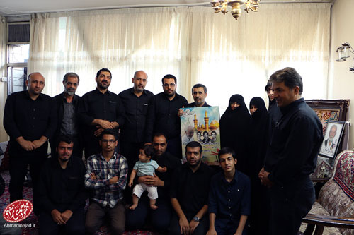 احمدی‌نژاد در منزل شهیدان خالقی + عکس