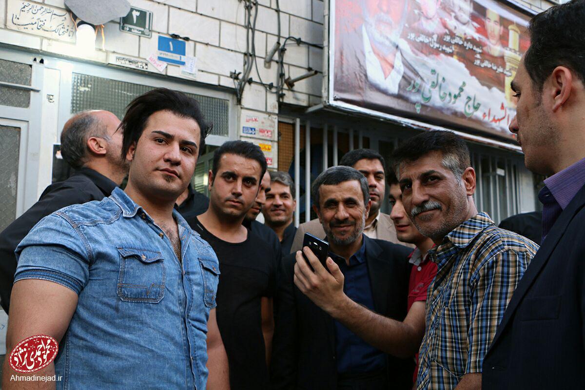 احمدی‌نژاد در منزل شهیدان خالقی + عکس