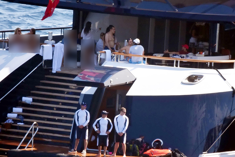 دختران نیمه‌برهنه در کشتی شاهزاده!+عکس
