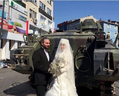 عکس یادگاری عروس و داماد با تانک کودتاچیان