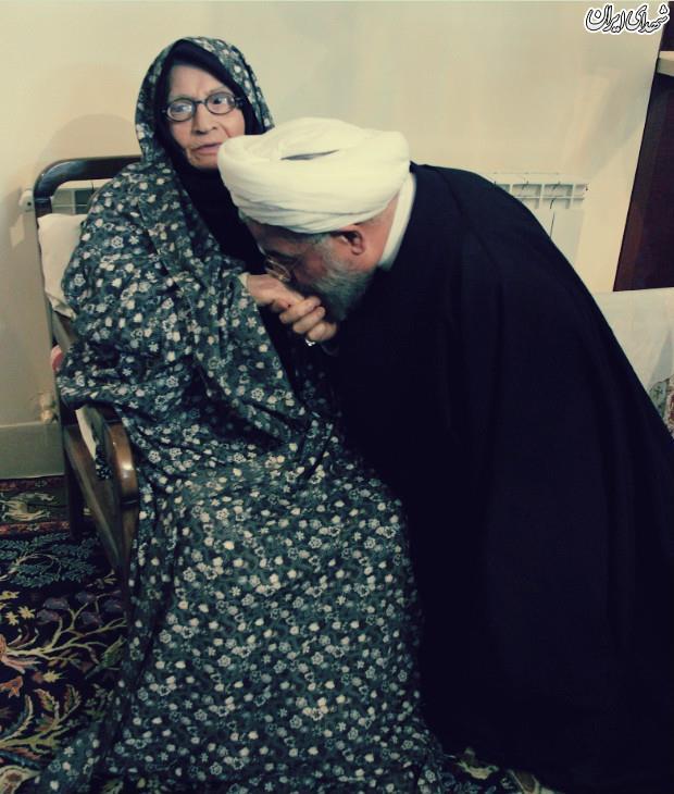 حسن روحانی در کنار مادر مرحومه‌‌اش+عکس