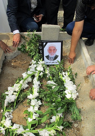 تدفین پیکر پدر  3 شهید عراقی در گلزار شهدا+عکس