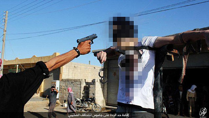 داعش قلب یک جوانی را با چاقو درید +عکس