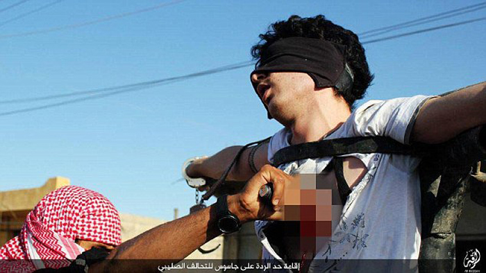 داعش قلب یک جوانی را با چاقو درید +عکس