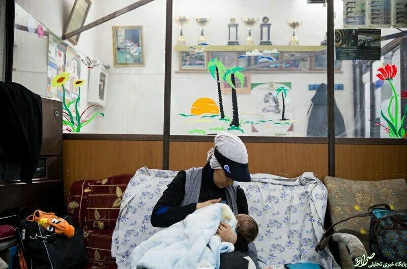 الهه احمدی در حال شیر دادن به فرزندش در ریو