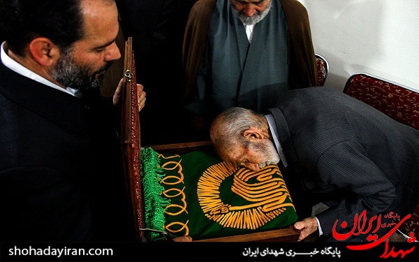 عکس/ ادای احترام مردمی به پرچم امام رضا