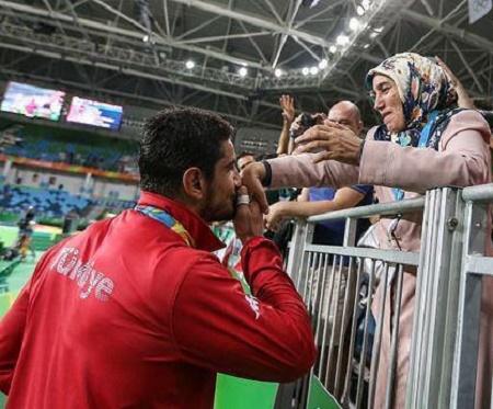 بوسه قهرمان المپیک بر دستان مادرش +عکس