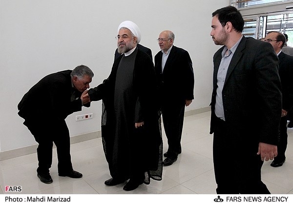 هوادار روحانی در حال بوسیدن دستش! +عکس