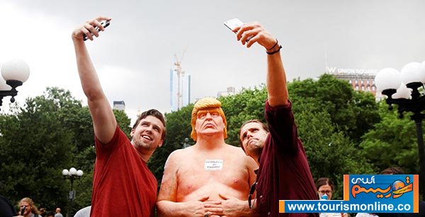 سلفی گرفتن با مجسمه برهنه ترامپ!+عکس