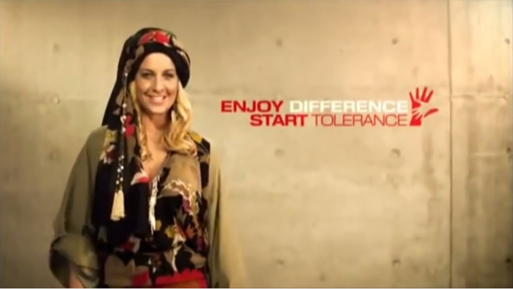 تبلیغ جنجال برانگیز حجاب با خانم آلمانی!+عکس