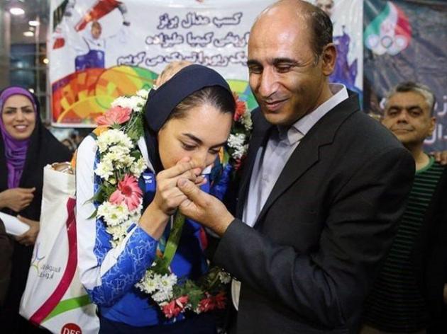 بوسه افتخارآفرین المپیکی بر دست پدر+عکس