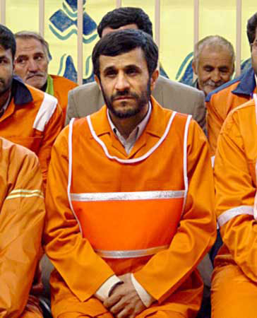 احمدی نژاد با لباس در رفتگر شهرداری +عکس