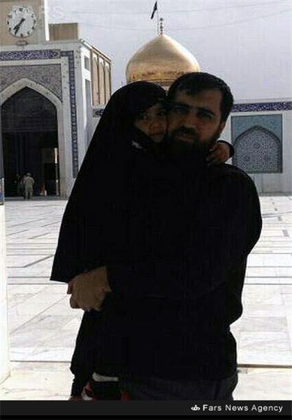دختر خردسال شهید مدافع حرم در آغوش پدر