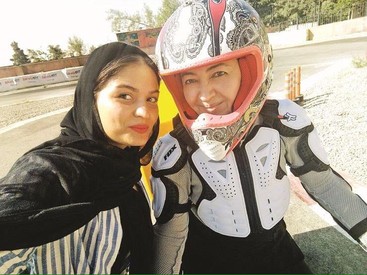 موتورسواری بازیگر زن با مربی خصوصی!+عکس