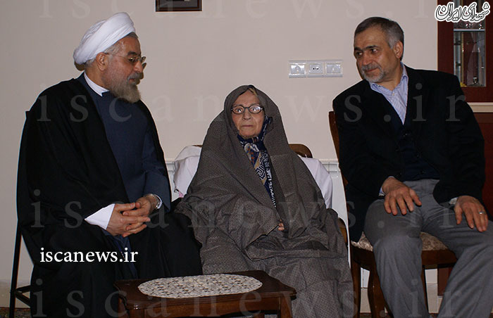 حسن روحانی و برادرش در کنار مادر +عکس