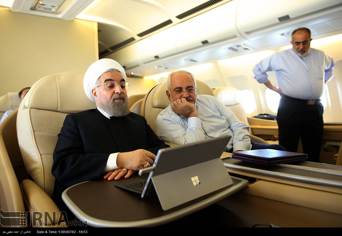 روحانی و ظریف در پرواز بازگشت از ونزوئلا+عکس