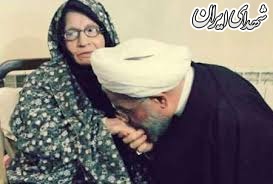 بوسه روحانی بر دست مادر مرحومه اش +عکس