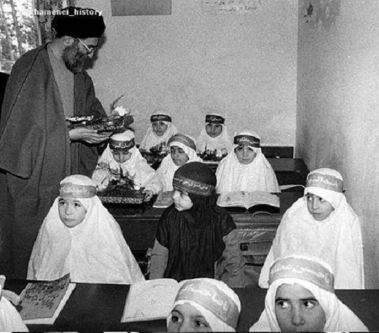 ‌بازدید آیت‌الله خامنه‌ای از مدرسه دخترانه +عکس