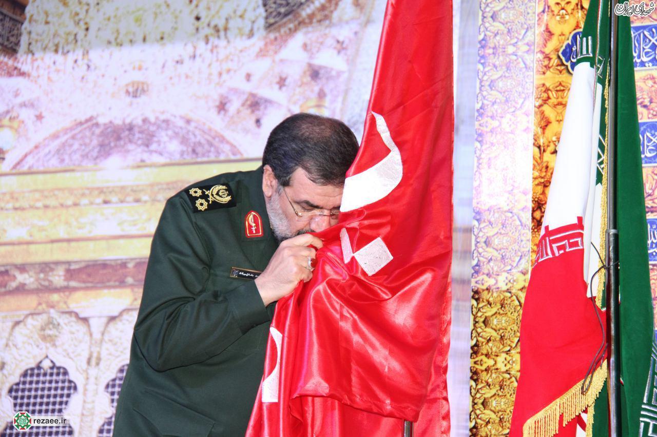 بوسه محسن رضایی بر پرچم یاحسین(ع)+عکس