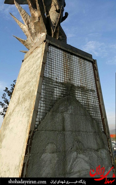مجسمه حاجی بخشی در حال تخریب!